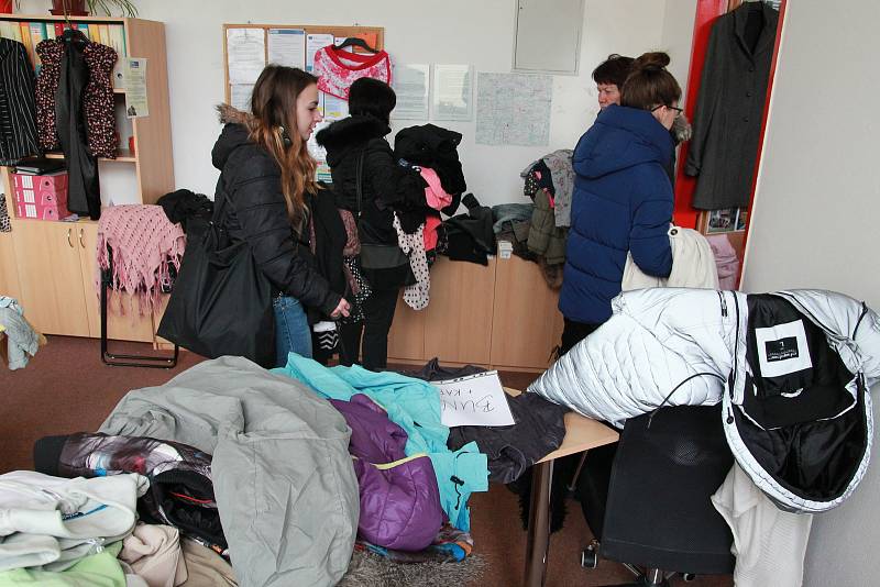 Šatník přišly v sobotu do dobrovolnického centra měnit stovky žen.