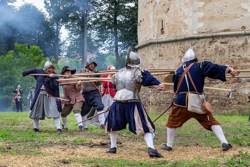 Hlavní program se odehrál na louce pod zámkem. Foto: Vlasta Bourková