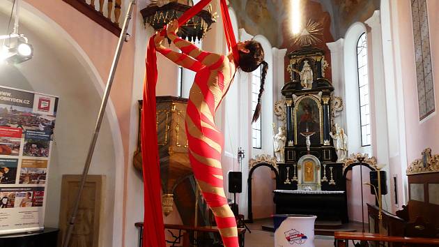 Akrobacie na šálách v pelhřimovském kostele.