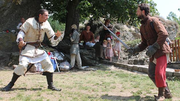 Skupina historického šermu Jezerničtí páni (na snímku) návštěvníky na hradě Kámen seznámila se zbraněmi, způsobem boje a každodenním životem rytíře. 