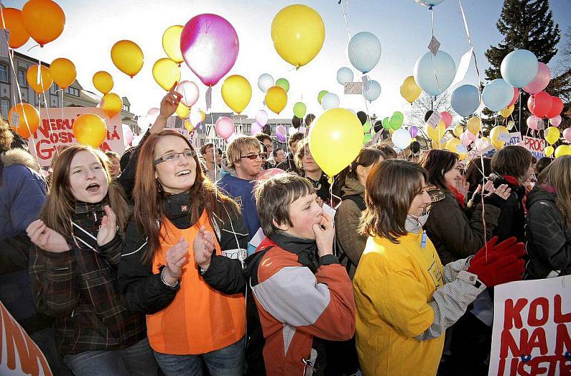 Demonstrace studentů Gymnázia Dr. Aleše Hrdičky