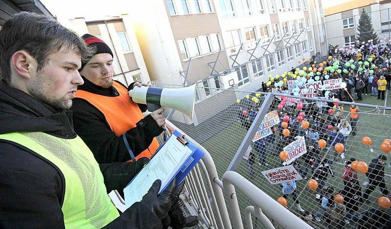 Demonstrace studentů Gymnázia Dr. Aleše Hrdičky