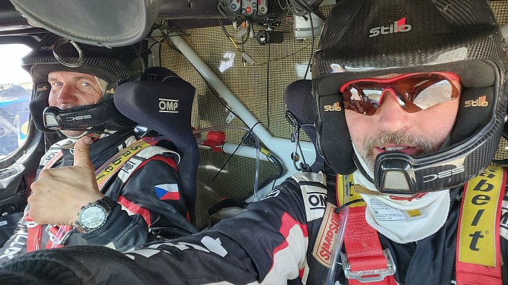 Tomáš Ouředníček a David Křípal se na Rally Dakar 2024 těší. Pozitivní je, že letos ještě stráví závěr roku doma.