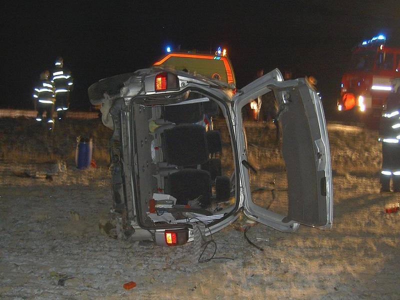 Auto plné lidí skončilo v poli. Dopravní nehoda u Božejova si vyžádala zranění tří dospělých a dvou dětí.