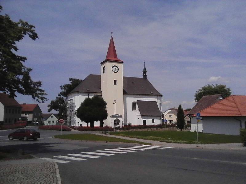 Jednolodní farní kostel sv. Václava v Lukavci byl postaven v l. 1774–81 na místě starší kaple. Po požáru r. 1865 opraven pseudoslohově