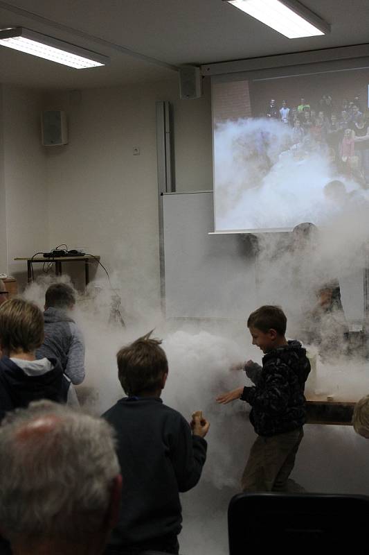 Zájemci si na pelhřimovském gymnázium vyzkoušeli spoustu zajímavých pokusů. Foto: Deník/Monika Pelíšková