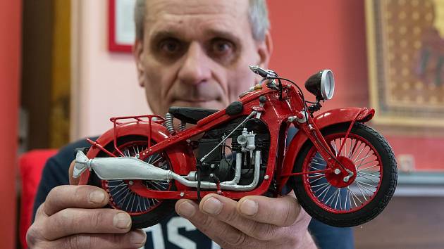 Modelář Václav Dohnalík vytvořil český rekord - Nejvíce vlastnoručně zhotovených papírových modelů historických motocyklů.