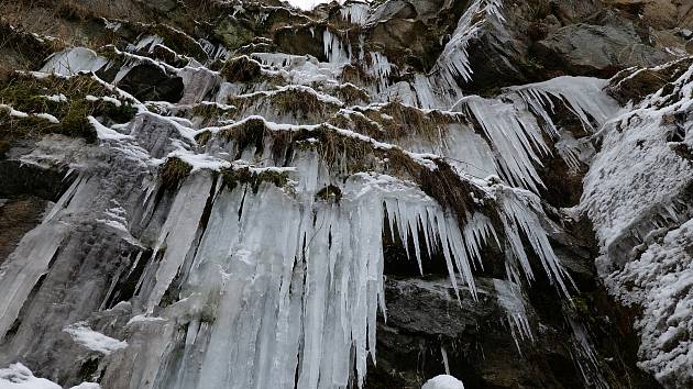 Přírodní ledopád nad řekou Želivkou nedaleko obce Želiv na Vysočině