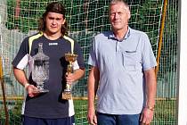 Trofej pro nejlepšího záložníka, která je v  Humpolci od roku 2000 pojmenována Cenou Josefa Kršky, převzal z rukou Josefa Kršky ml. humpolecký Jan Dolejš (vlevo). 