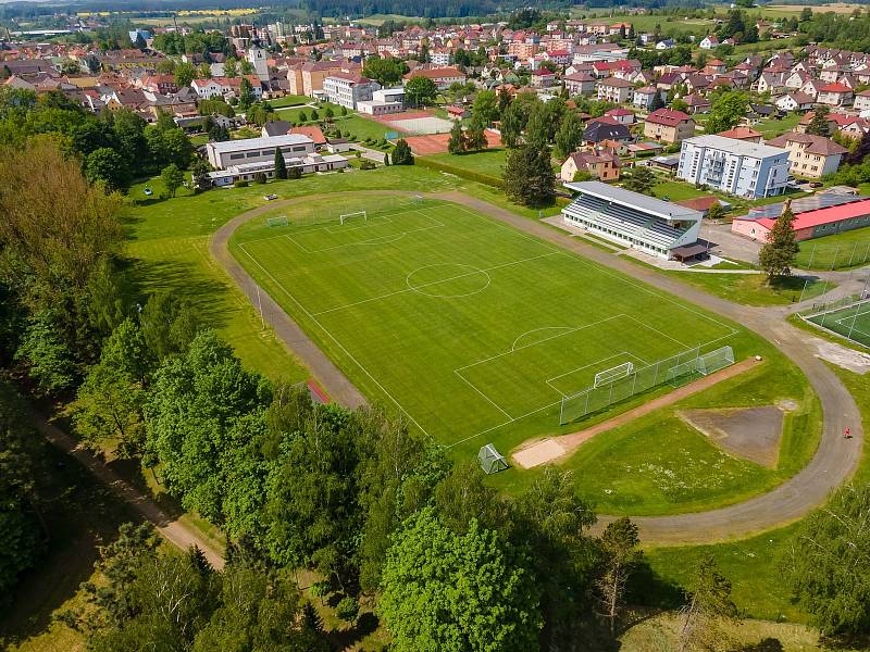 Místo škváry kvalitní hřiště. V Kamenici opraví sportovní areál ke stému výročí.