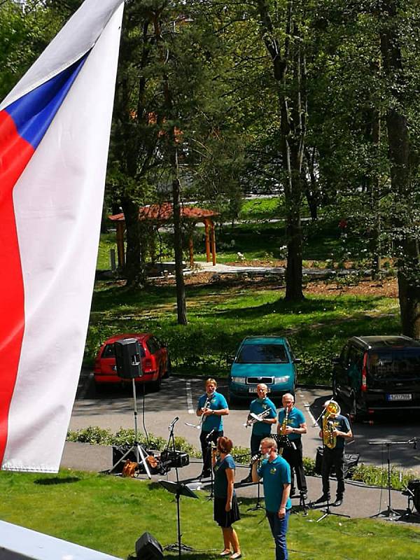 Klienti Domova pro seniory v Pelhřimově zažili  koncert pod okny.