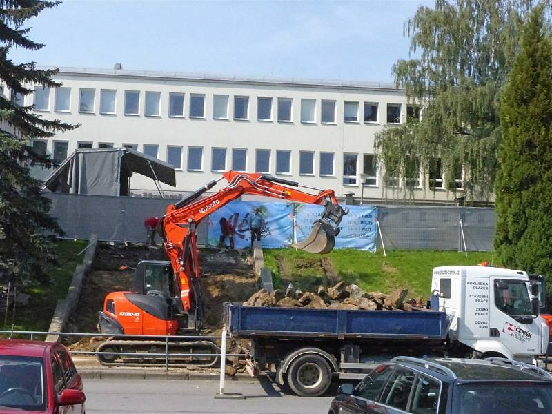 Rekonstrukce prostoru před KD Máj.