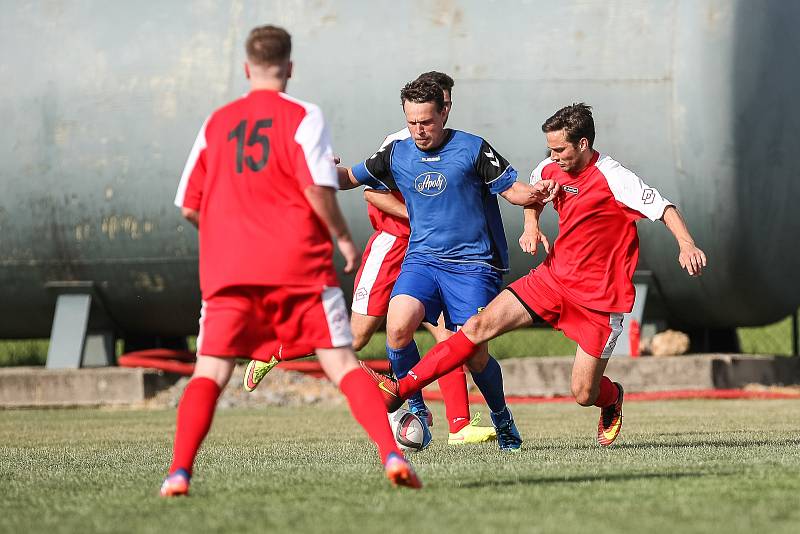 Dělba bodů více vyhovuje košetickým fotbalistům (v červeném), Přibyslav musí doufat v jejich zaváhání.