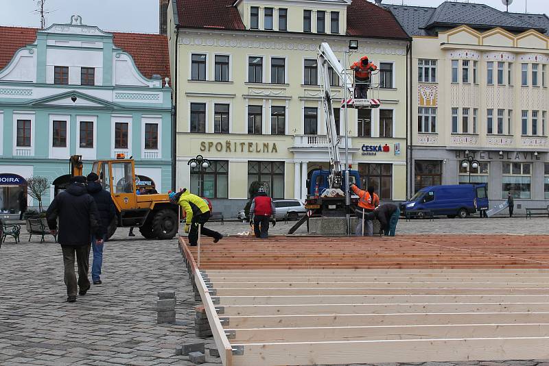 Mobilní kluziště na Masarykově náměstí v Pelhřimově.