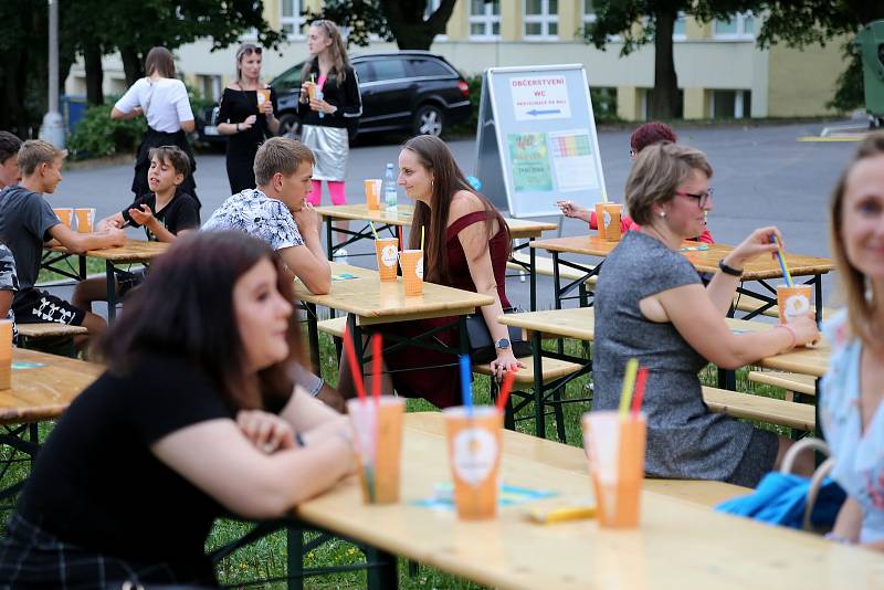 V sobotu večer se za Kulturním domem Máj v Pelhřimově uskutečnila letošní první Letní Pelhřimovská tančírna.