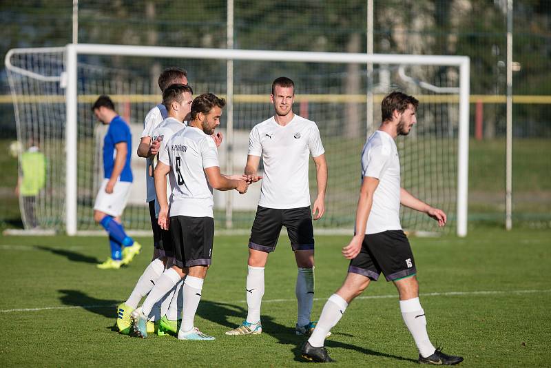 V souboji Pelhřimova (v bílých dresech) s Novou Vsí (v modrých dresech) viděli diváci deset branek. Foto: Deník/Jaroslav Loskot