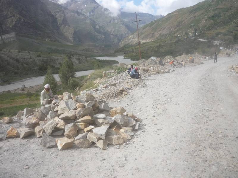 Cesta z Manali do Lehu - cestáři rozbíjející kámen