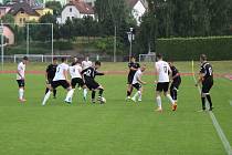 Pelhřimovští fotbalisté (v bílém) měli proti Polné herně navrch, z utkání si ale všechny body odvezl soupeř.