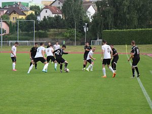 Pelhřimovští fotbalisté (v bílém) měli proti Polné herně navrch, z utkání si ale všechny body odvezl soupeř.