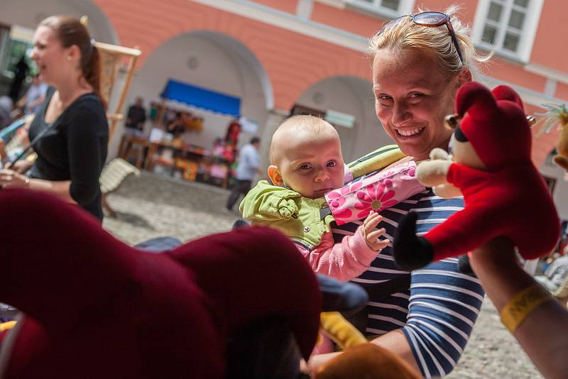 Hračkobraní, festival hraček z přírodního materiálu na zámku v Kamenici nad Lipou.