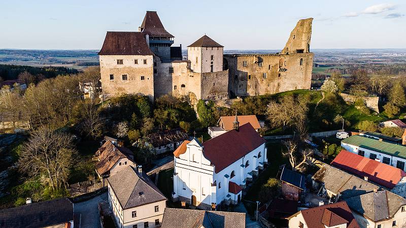 Letecké snímky hradu Lipnice v Lipnici nad Sázavou a jeho blízkého okolí.