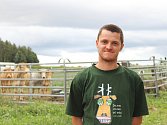 Naplno šestadvacetiletý Petr Marek pracuje na Biofarmě Marek Častonín teprve dva roky, ale pomáhal tady už od puberty. Jeho tatínek začal s ekologickým zemědělstvím na konci devadesátých let minulého století.