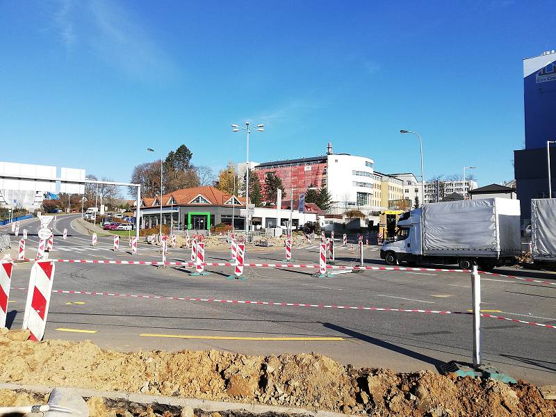 Na rozkopané křižovatce u pelhřimovské nemocnice dělníci vyměňují semafory.