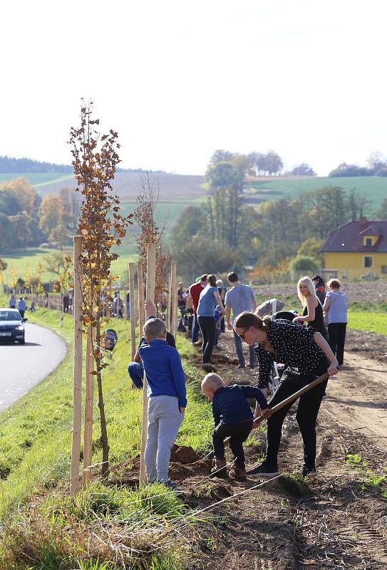 Rodiče sázeli stromky za své potomky poblíž Pelhřimova.