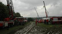 Feuer show v Košeticích skrápělo temné nebe. Atraktivní přehlídku však deště nezhatily.