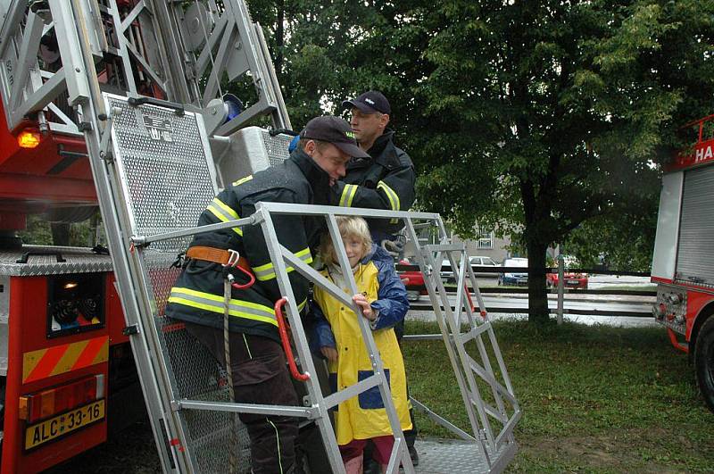 Feuer show v Košeticích skrápělo temné nebe. Atraktivní přehlídku však deště nezhatily.