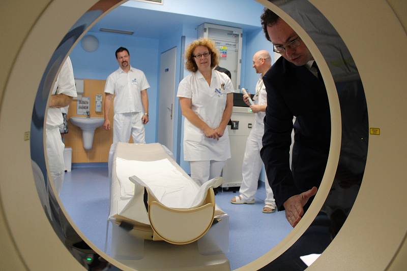 Pelhřimovská nemocnice v pátek 21. července představila moderního pomocníka radiodiagnostického oddělení. Stal se jím nový počítačový tomograf Philips Ingenuity Elite 128 v hodnotě 17 milionů korun.