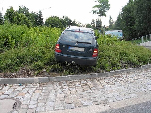 Sobotní nehoda v Humpolci. Řidič vozidla Škoda Fabia combi jel ve směru od Pelhřimova do centra Humpolce. Před vjezdem na křižovatku, která je tvořena kruhovým objezdem, nepřizpůsobil rychlost jízdy a skončil mimo silnici.