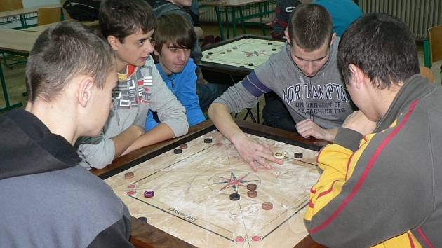 Studenti Střední průmyslové školy a středního odborného učiliště  v Pelhřimově se včera při Carromu učili koordinovat prsty a správně cvrnkat dřevěné kameny.