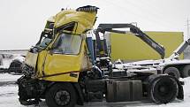 Zničený tahač z nehody, která se stala v pondělí 12. ledna 2009 okolo 4 hodiny ranní na D1 na 108. kilometru