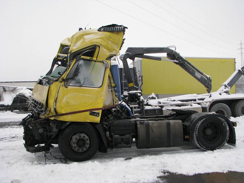 Zničený tahač z nehody, která se stala v pondělí 12. ledna 2009 okolo 4 hodiny ranní na D1 na 108. kilometru