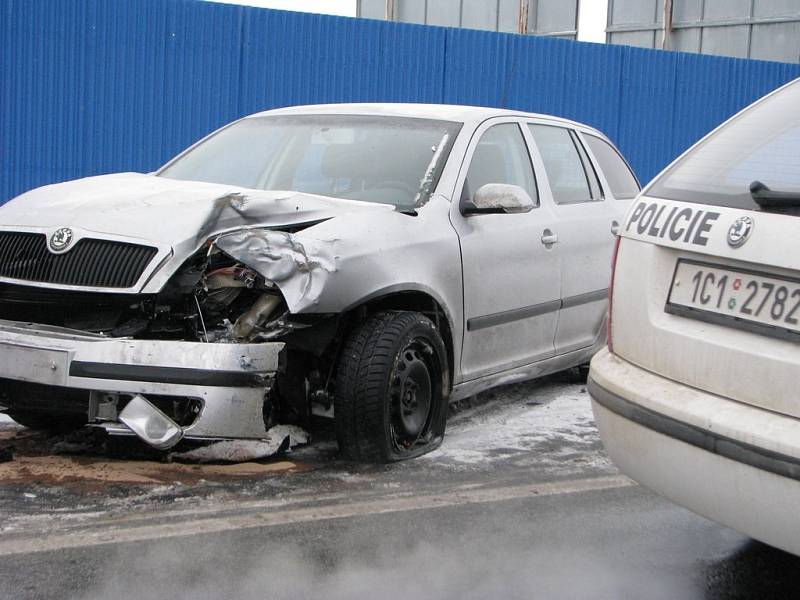 Smyk a následný náraz do plotu, který patří sběrným surovinám a pomačkané plechy na autě.To je výsledek pondělní (12. ledna 2009) nehody, která se stala okolo 11.00 hodiny na okraji Pelhřimova od Jindřichova Hradce.