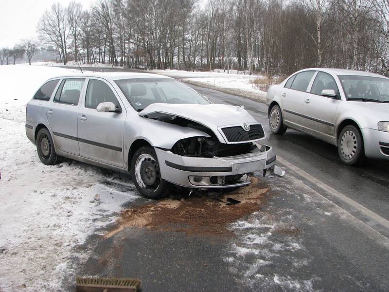 Smyk a následný náraz do plotu, který patří sběrným surovinám a pomačkané plechy na autě.To je výsledek pondělní (12. ledna 2009) nehody, která se stala okolo 11.00 hodiny na okraji Pelhřimova od Jindřichova Hradce.