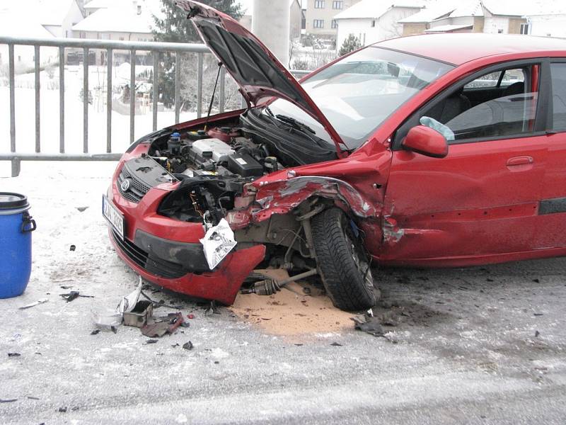 Nehoda v Rynárci. Srážka dvou osobních vozidel. Výsledek dvě zdraněné osoby a škody okolo sta tisíce korun. (Pondělí 12. ledna 2009 11.00h) 