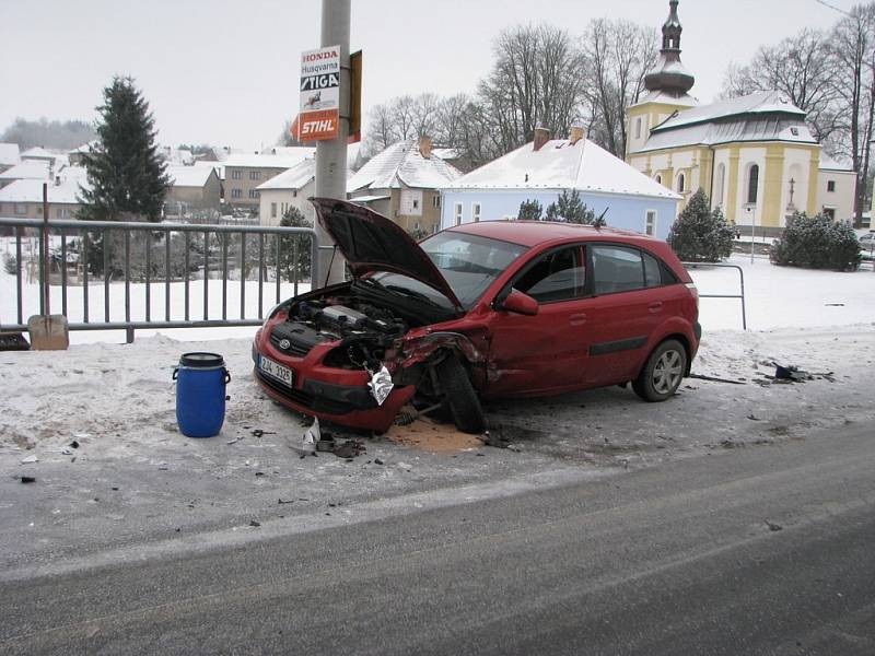 Nehoda v Rynárci. Srážka dvou osobních vozidel. Výsledek dvě zdraněné osoby a škody okolo sta tisíce korun. (Pondělí 12. ledna 2009 11.00h) 