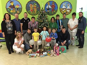 Členové FK Pelhřimov zamířili na dětské oddělení nemocnice s dary už loni před Vánocemi.