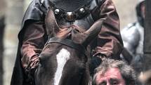 Václav Plánka je coby horsemaster nepostradatelným členem štábu, který točí film, v němž se objevují nejenom koně, ale i ostatní zvířata. Stará se o to, aby spolupráce „dvounožců“ a „čtyřnožců“ na place vždy dopadla tak, jak má. 