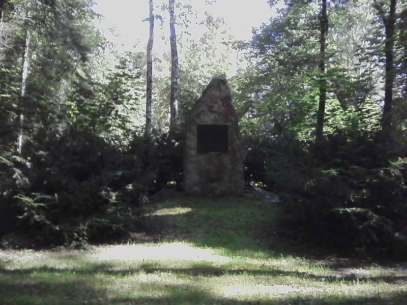 V parku Antonína Sovy byl roku 1934 vztyčen kamenný pomník. V něm je uložena urna s básníkovým popelem. Nápis na desce zní „Kruh se uzavírá“