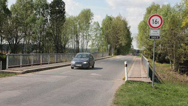 Květnové bourání se dotkne mostu u Hněvkovic (na snímku) i u Jiřic.