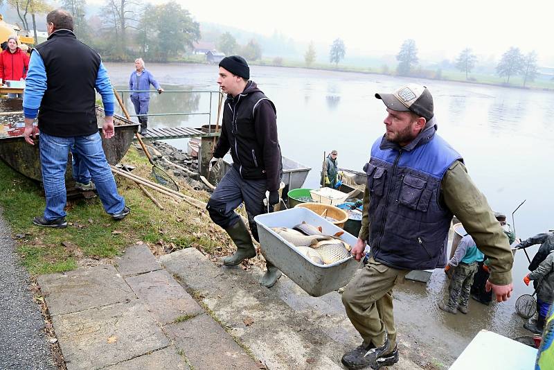 Výlov Hůrkova rybníka v Bohdalíně.