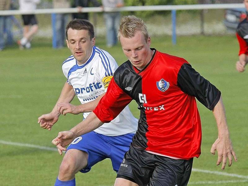 Rudolf Nermut (vepředu) se vrátil na herálecký trávník, kde s fotbalem začínal. Coby host. Neúspěšný, Humpolec prohrál překvapivě 1:0.  