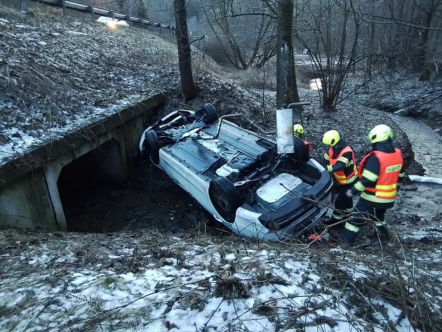 Ledovka na Vysočině: ve Žďáře srazilo auto chodce, I/38 blokoval kamion