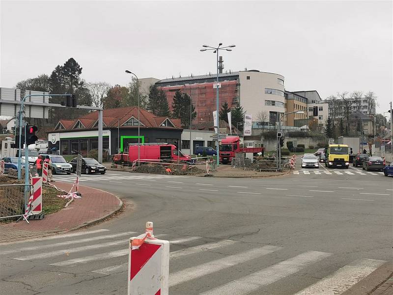 Na rozkopané křižovatce u pelhřimovské nemocnice dělníci vyměňují semafory. Foto: archiv města Pelhřimova