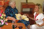 První obyvatelkou nového domova seniorů je dvaadevadesátiletá pelhřimovská rodačka Božena Nováková, která strávila předchozích čtrnáct měsíců v nemocnici.