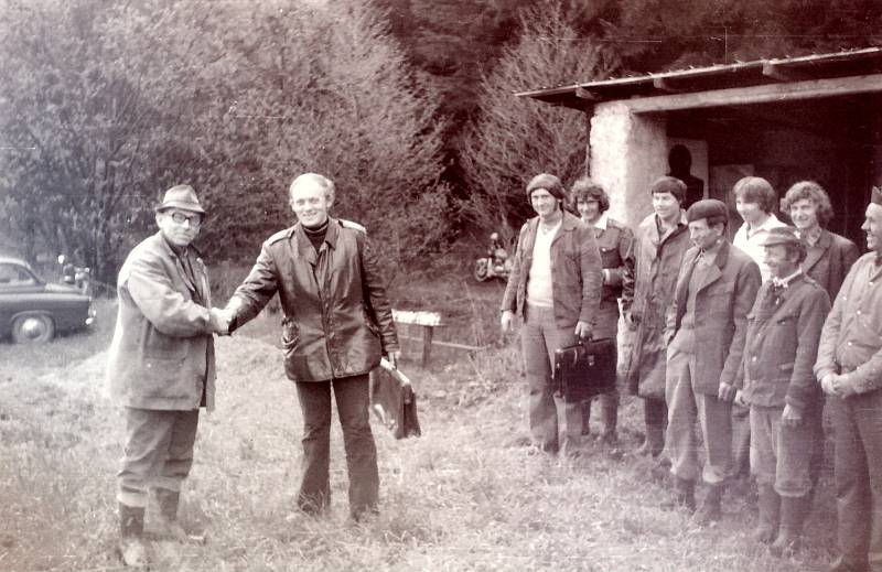 Zakončení místní střelecké soutěže z malorážky v dubnu 1977. Karel Duffek st., předseda organizace Svazarmu, předává ceny Karlu Duffkovi ml. Vpředu zleva jsou Josef Baloun, František Šedivý, pan Skřivánek a Jaroslav Mrkvička. Vzadu zleva pak Miloslav Burd