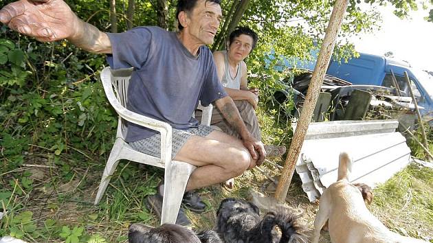 Miroslav Vítovec a Marie Cardová vyměnili teplo řadového domku za stísněnou maringotku bez vody a elektřiny právě kvůli svým patnácti psům. Ve městě by je chovat nemohli. Zvířata i sebe živí pouze z důchodu.